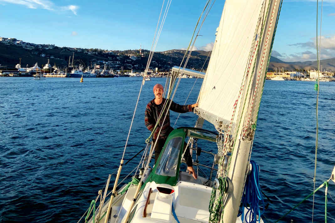 Hartley sur son "Songbird", un Vancouver 27. Récemment, une chaîne de télévision américaine a comparé le jeune homme de 25 ans à un Jack Sparrow moderne
