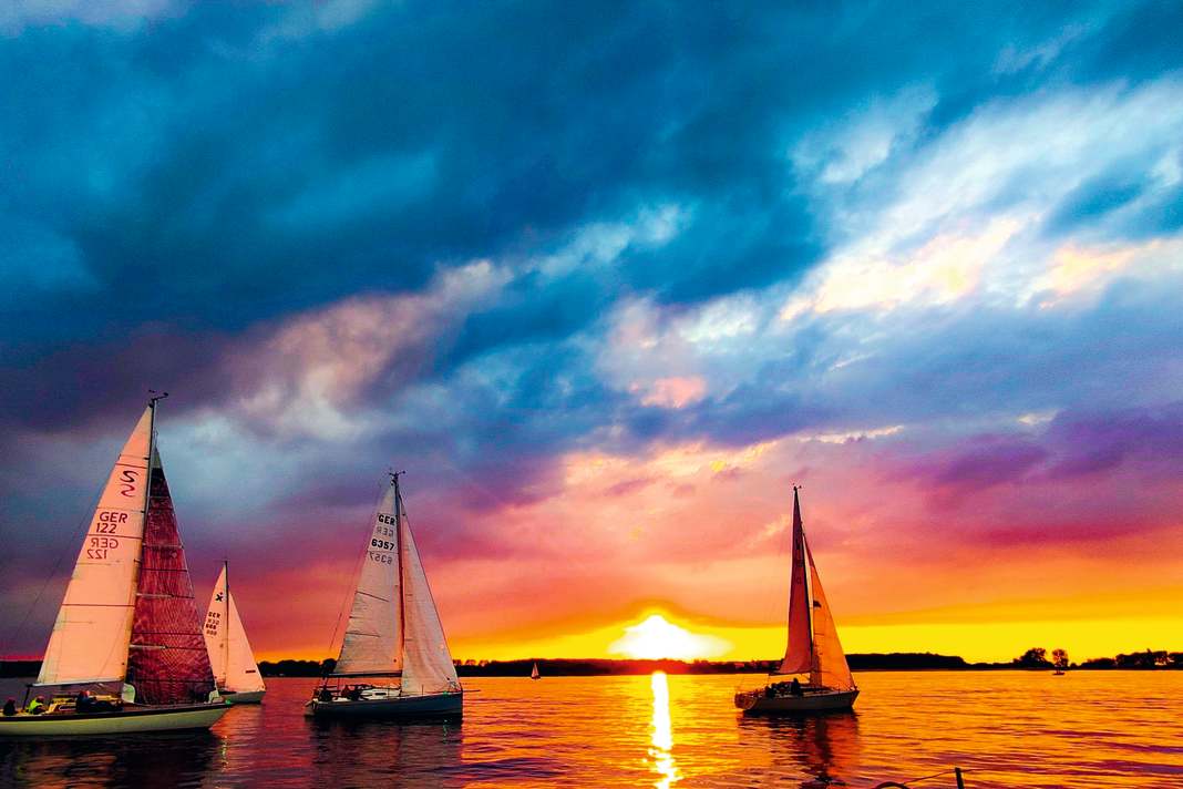Pittoresque : calme plat au coucher du soleil