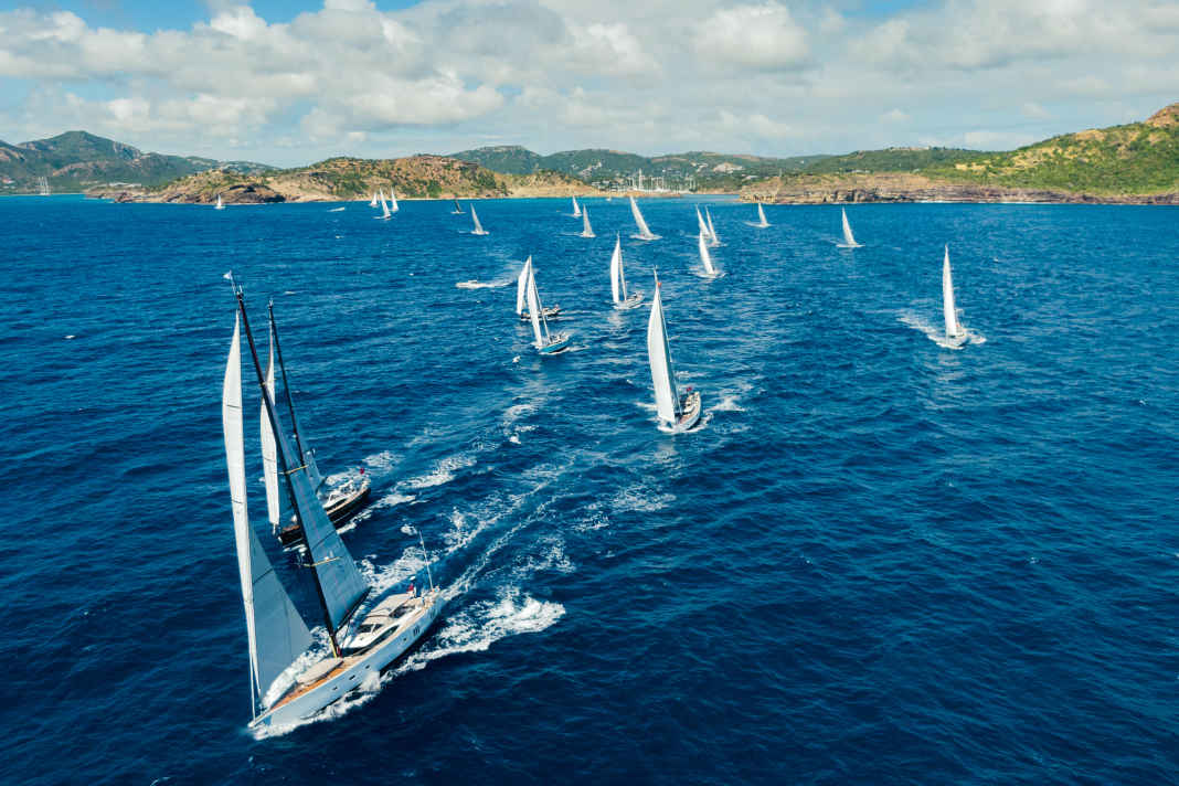 Départ d'Antigua : à la mi-janvier, 22 yachts Oyster de 50 à 90 pieds ont entamé leur tour du monde en équipage pour une durée de 16 mois.