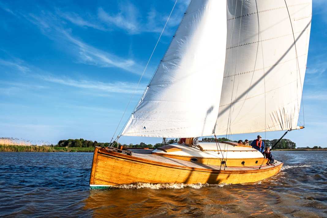 Built in 1934 in Wischhafen on the Elbe, the ten-metre-long dinghy cruiser is still sailing on the Elbe today. Most of the time at high speed