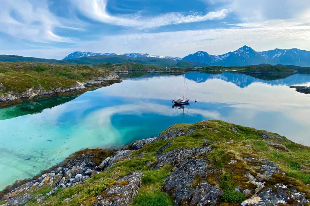 In alto nel nord: Nella natura incontaminata di Vesterålen, il "Moby Dick" è ormeggiato a una boa della Royal Norwegian Boat Association.