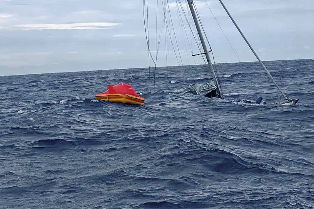 Dramatic end to a lifelong dream: The leaking Arcona 460 "IdaLina" quickly sinks in the Pacific Ocean in front of the stunned owners