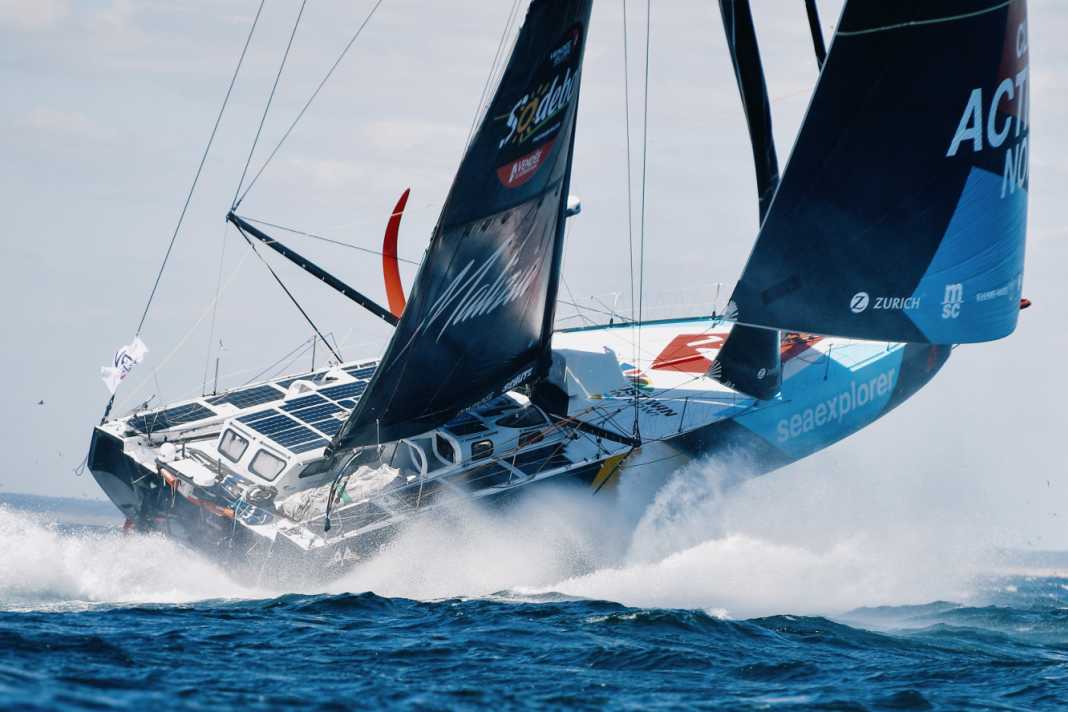 Fin de course en fanfare : Boris fonce à 30 nœuds vers l'arrivée au large des Sables - si vite qu'aucun bateau d'accompagnement ne peut suivre dans la mer.