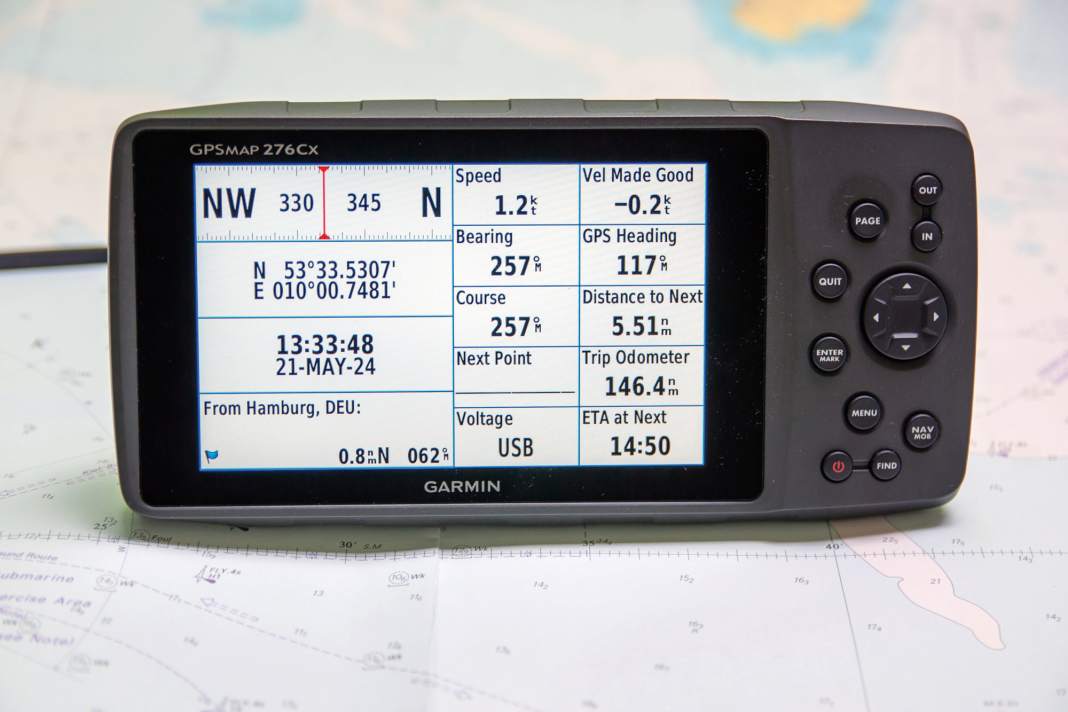 Unterwegs lässt sich anhand der Datenfelder ablesen, ob der Plan aufgeht. Hier liegt der COG (bei diesem Gerät als „GPS Heading“ bezeichnet) deutlich neben dem Kartenkurs („Course“). Letzterer entspricht aber weiterhin dem „Bearing“, sodass wir uns noch auf der Sollkurslinie befinden