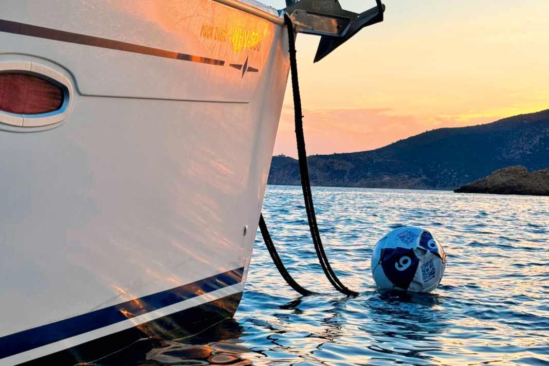 As beautiful as anchoring, but easier: evening atmosphere off Sant Elm on Mallorca. The right buoy can be booked in advance