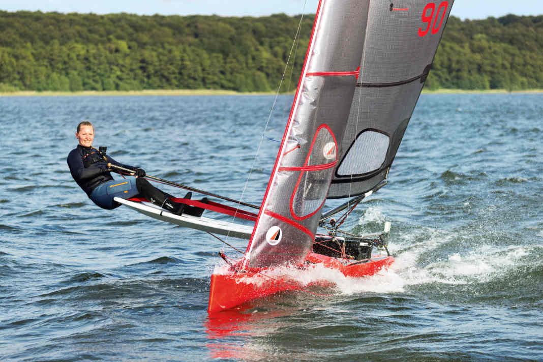 Un engin de sport rapide pour jeunes et moins jeunes : sans beaucoup d'acrobaties, le barreur est assis dans l'IC jusqu'à deux mètres du centre de la coque.