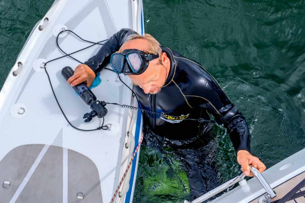 Mini-Dive diving system: The regulator sits directly on the compact carbon fibre pressure cylinder. It can be filled to 250 bar and supplied air for around five minutes under water in the test. The manufacturer Mini Dive also offers systems with a larger capacity and a remote pressure regulator