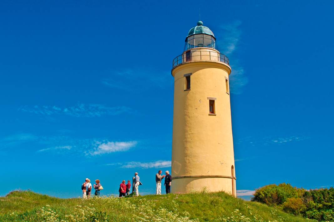 Touristes devant le phare de l'île danoise de Sejerø