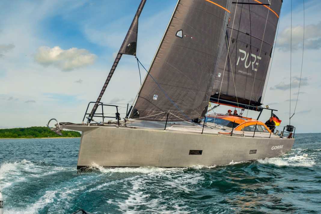 Le salon pilote plat orange et l'aluminium naturel ainsi que la forme anguleuse de la coque rendent le BM unique en son genre