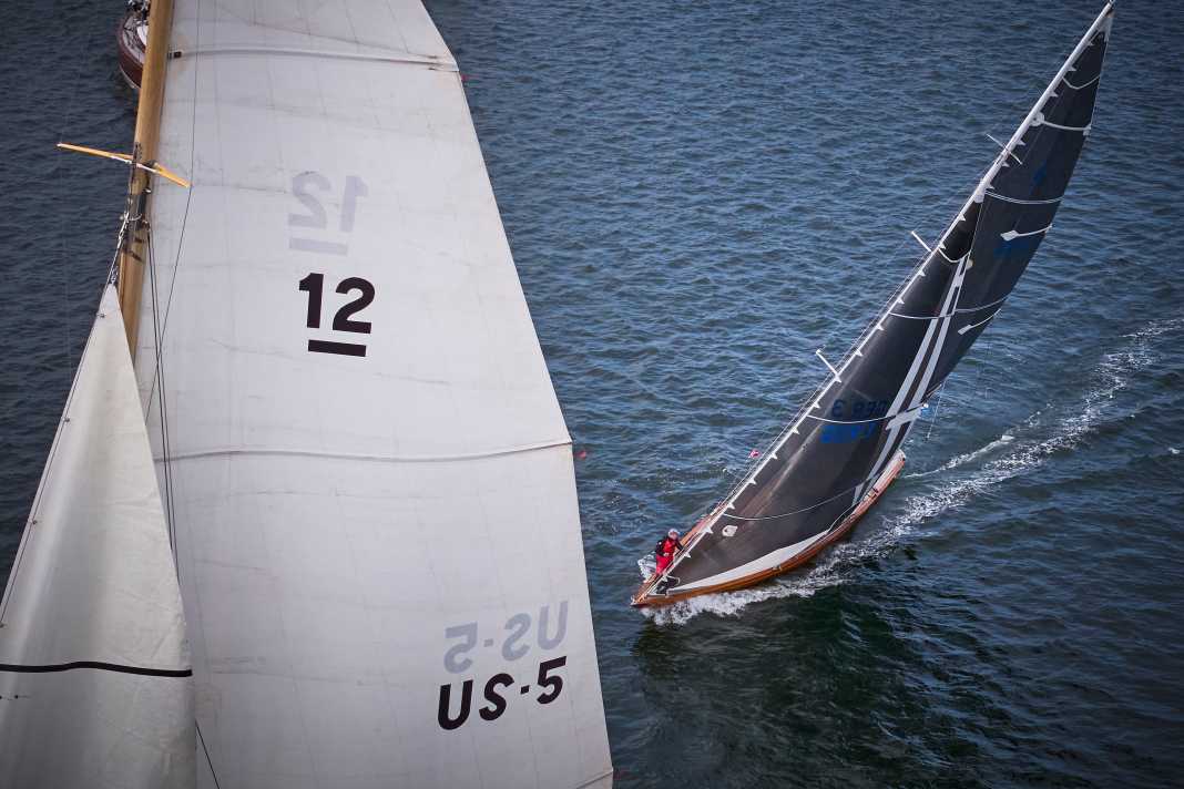 Le gréement du douze "Anitra" devant le huit "Feo" au départ du groupe 1