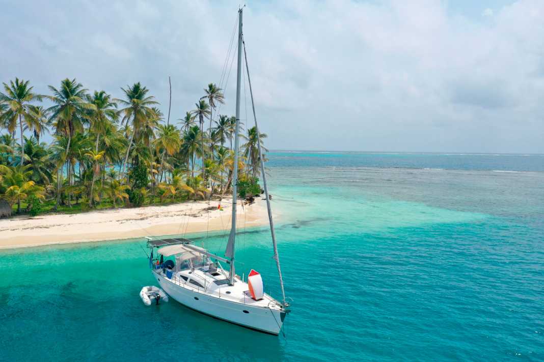 Ankern am Palmenstrand: Die Elan Impression „Pepper“ liegt mit Landleine gesichert an der Insel Coco Banderos im San-Blas-Archipel