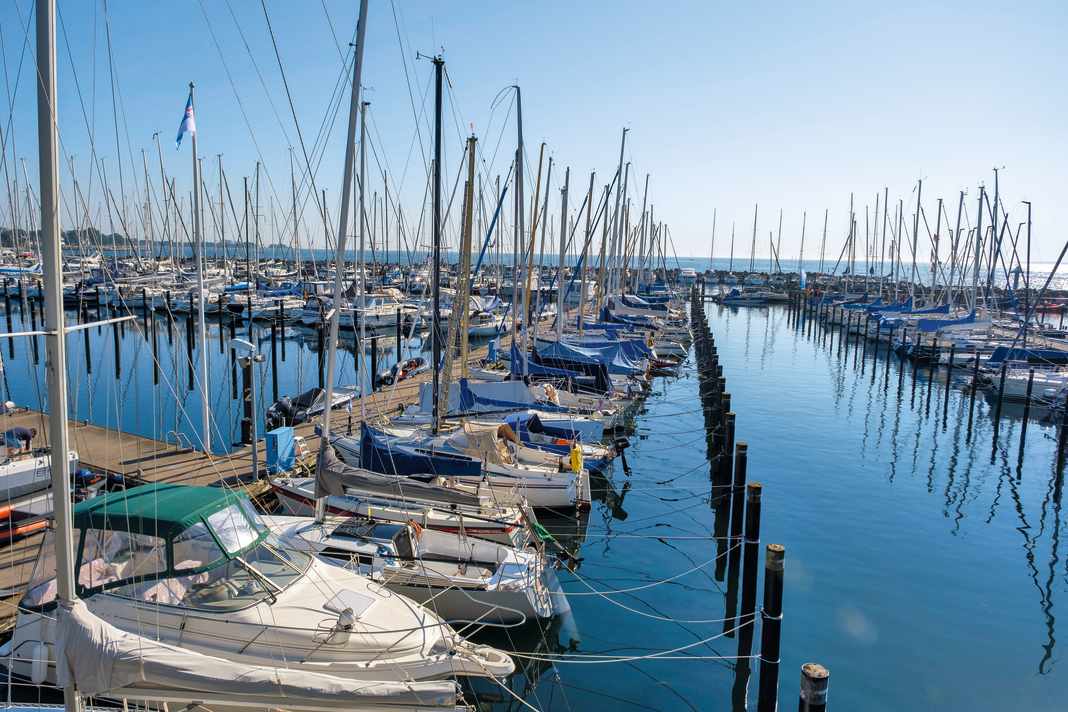 Der Hafen von Kiel-Schilksee ist einer der beliebtesten an der deutschen Ostseeküste, insbesondere zur Kieler Woche. Bis es morgens so richtig zur Sache geht, dauert es aber manchmal seine Zeit