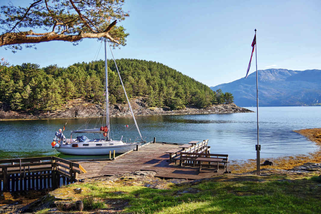 Rustici e rari: gli ormeggi come questo sulla piccola isola di Sild, nella parte meridionale dell'Hardangerfjord, sono rari e spesso molto semplici. L'esperienza nella natura è magnifica. L'ormeggio avviene solitamente a una boa di poppa o con un'ancora di poppa.