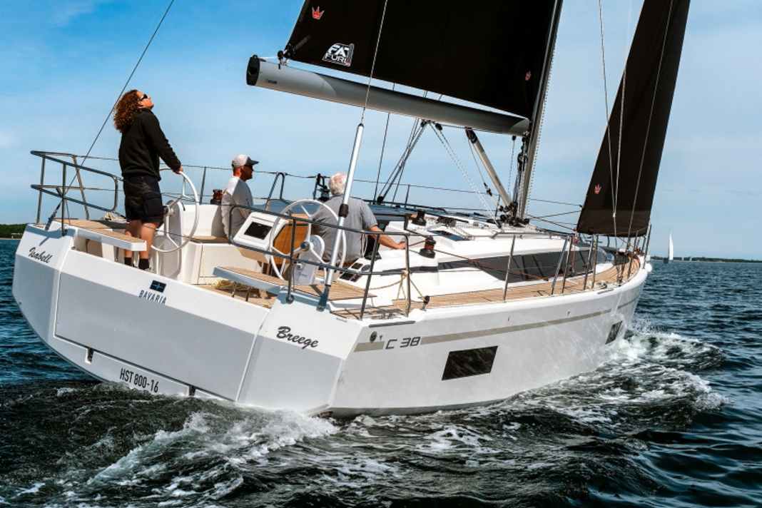 Bavaria C38 : le plus petit bateau de la série C. Large et beaucoup de volume, même à l'avant. Navigue de manière rigide et rapide. Haute qualité d'aménagement. Bon marché en standard, mais nécessite de nombreuses options. Longueur de coque 10,99 m ; largeur 3,98 m ; poids 9,1 t ; à partir de 210.035 euros. Test YACHT : numéro 1/2021