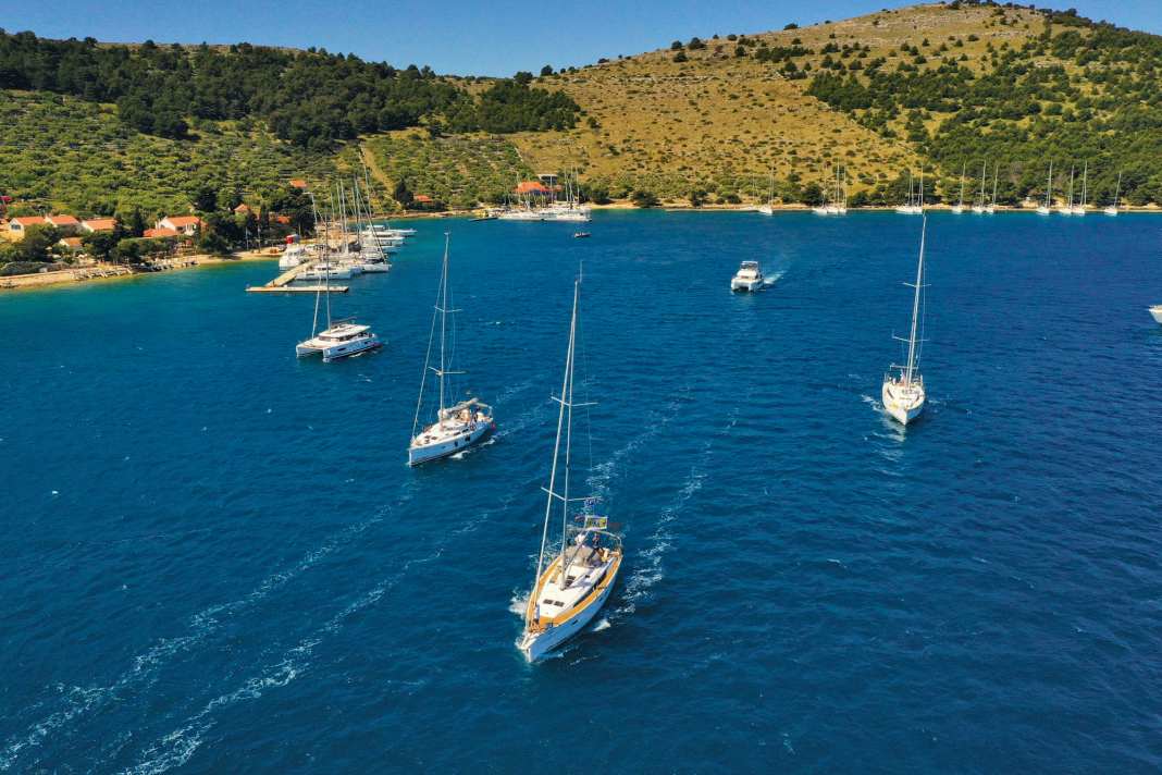 Auch in der Vorsaison schon vergleichsweise gut besucht: Luka Žut im Norden der Insel. Hinten entlang des Ufers die Stege der ACI Marina