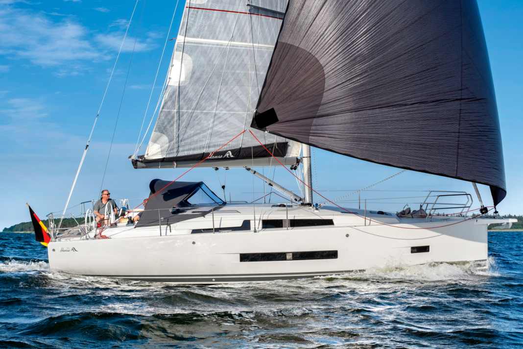 Une bonne navigation dans l'espace : sur le Hanse, le Code Zero plat est un complément judicieux au petit foc auto-vireur. La poupe large favorise les caps bas