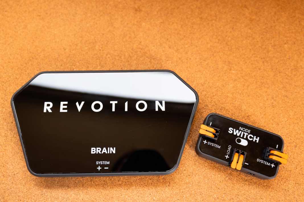 Die Zentraleinheit kommuniziert per Bluetooth mit den Nodes, daher ist nur eine Stromleitung nötig