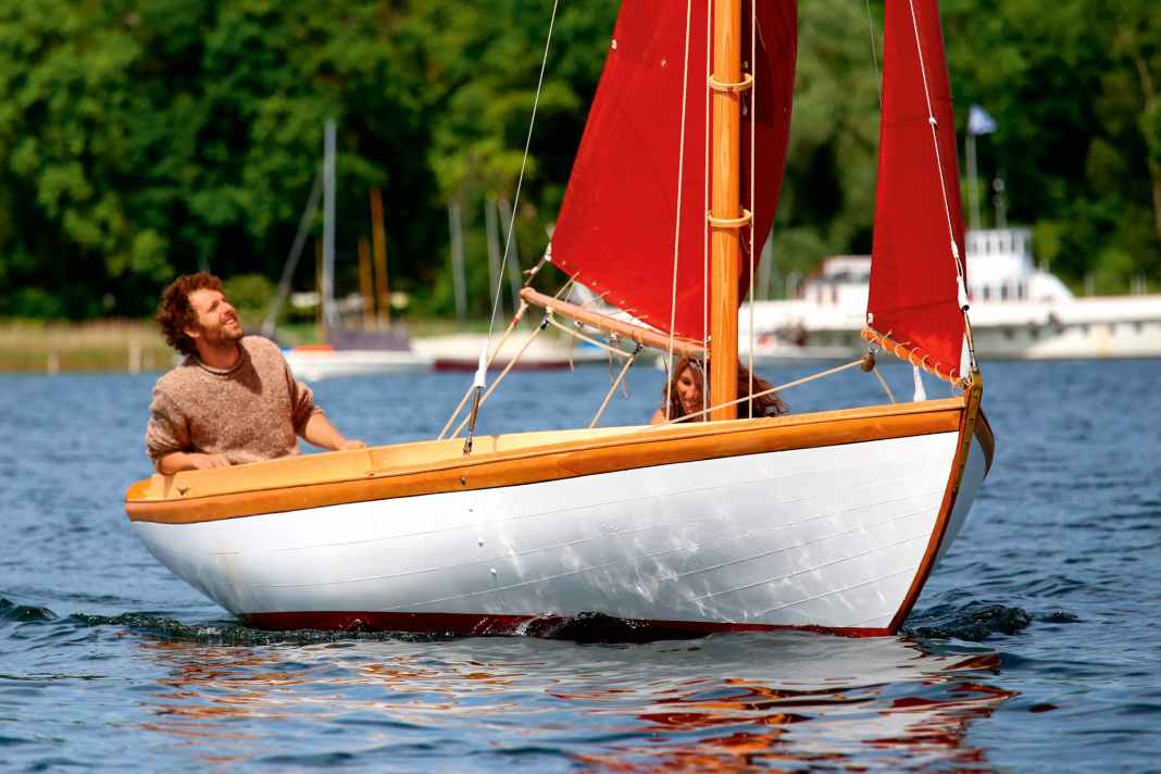 La fraîcheur estivale sur le lac Ammersee. Le bateau, qui ne mesure que 4,60 mètres hors tout, est un plaisir pour les yeux.