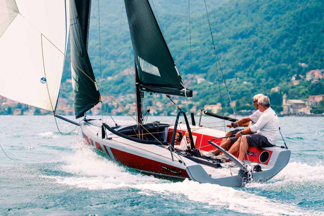Sportliches Vergnügen für zwei: Die Junda KII ist vor allem bei Wind wie eine moderne Jolle zu segeln. Der Großschotbügel ist markant