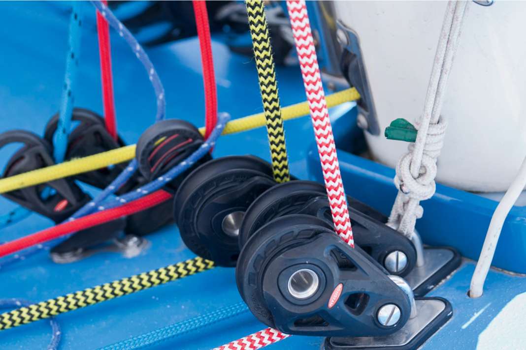 Blocks with combi bearings are also in good hands at the base of the mast