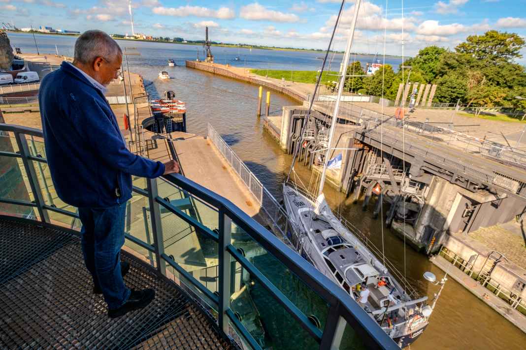 Nel bel mezzo dell'azione.  Eugen von Abel osserva dalla piattaforma le barche in partenza