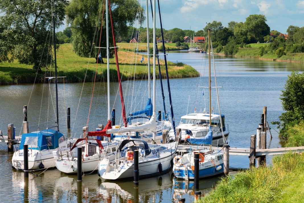 Just a stone's throw from the village. The boats of the members of the Hooksiel water sports club are moored between the dykes