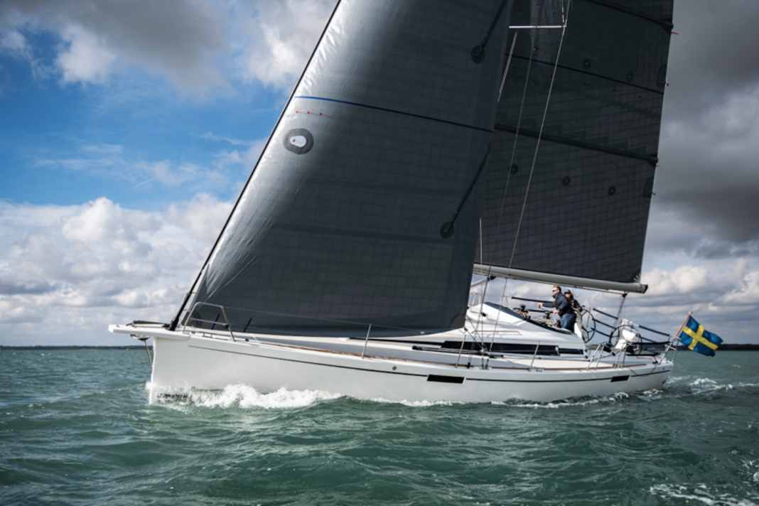 Arcona 415 : ce cruiser-racer très élégant vient de Suède et marque des points non seulement avec ses superbes caractéristiques de navigation, mais aussi avec son bel intérieur de grande qualité. Il connaît également un grand succès en tant que yacht de régate. Longueur 12,20 m ; largeur 3,90 m ; poids 8,4 t ; à partir de 424.000 euros