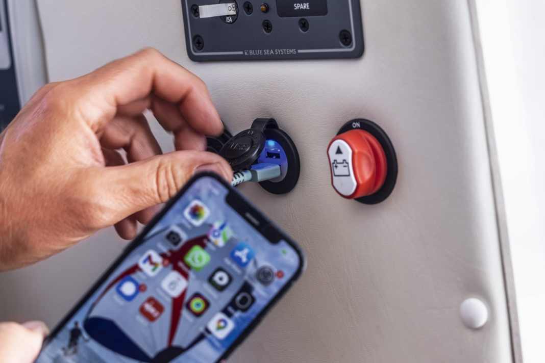 An Bord mal schnell das Handy laden – mit einer USB-Steck­dose kein Problem. Im Bild ein Modell mit zwei Ausgängen