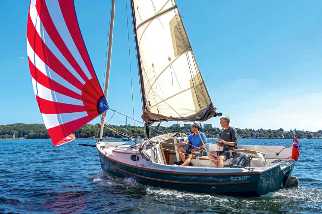 Qualcosa che attira l'attenzione: scafo in British Racing Green e look clinker, listelli di sfregamento in legno su tutto il perimetro, modanature di coperta fortemente positive - il look retrò è perfetto