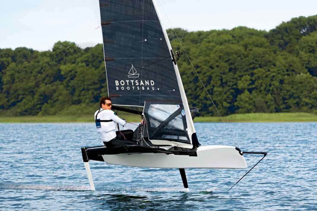 Mathis Menke sur son troisième Motte qu'il a conçu et construit lui-même. Les voiles qui descendent jusqu'au pont permettent de gagner en vitesse. Elles suppriment les tourbillons au niveau du mât qui accompagnaient les toiles précédemment coupées vers le haut.