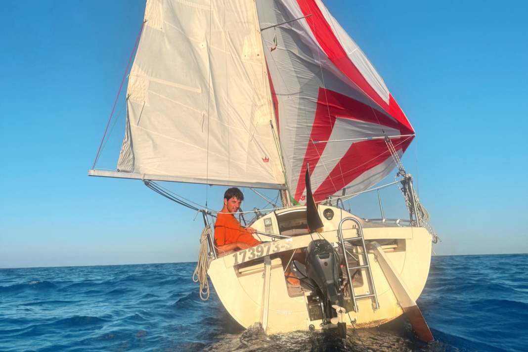 L'Etap se déplace tranquillement par vent faible. Cela ne dérange pas le skipper, il n'est pas pressé.