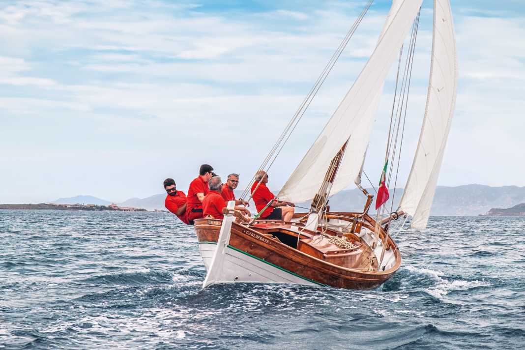 Gewichtstrimm wie auf der Jolle: Die Crew segelt ihren von Fischerbooten inspirierten Neubau aktiv und engagiert