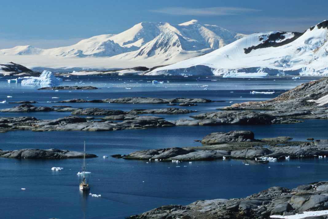 L'Antarctique. Rolf Bjelke et Deborah Shapiro s'y sont rendus au début des années quatre-vingt. Leurs voyages ont été une source d'inspiration pour de nombreux autres navigateurs.