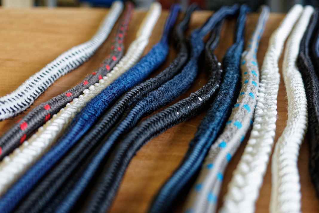 Changer la laisse à cause de quelques peluches ? Cela n'a pas l'air si grave. Le test de charge de rupture montre à quel point on peut se tromper avec cette estimation. La Handy Elastic, dont très peu de fibres semblaient endommagées, a été la grande gagnante. En fait, comme la plupart des autres suspentes, elle avait perdu 50 % de sa résistance.