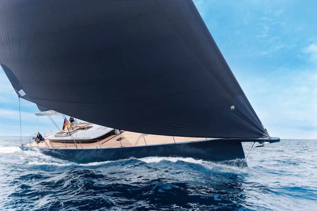 Fast course: With Code Zero and mainsail, 424 square metres of Doyle laminate on the carbon mast from Axxon ensure sporty sailing pleasure.