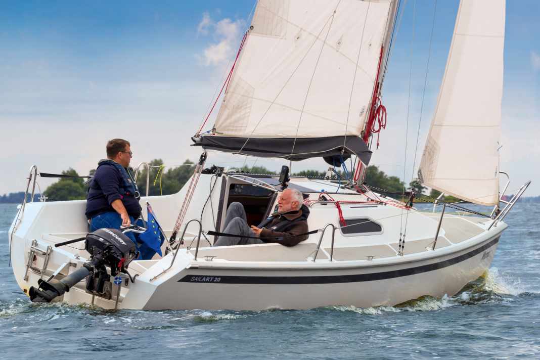 Heeger Meer in Herrlichkeit: le acque della Frisia sono il terreno di gioco ideale per il Sailart 20, anche se ha sufficienti riserve di stabilità per acque più grandi come l'IJsselmeer o il Mar Baltico.
