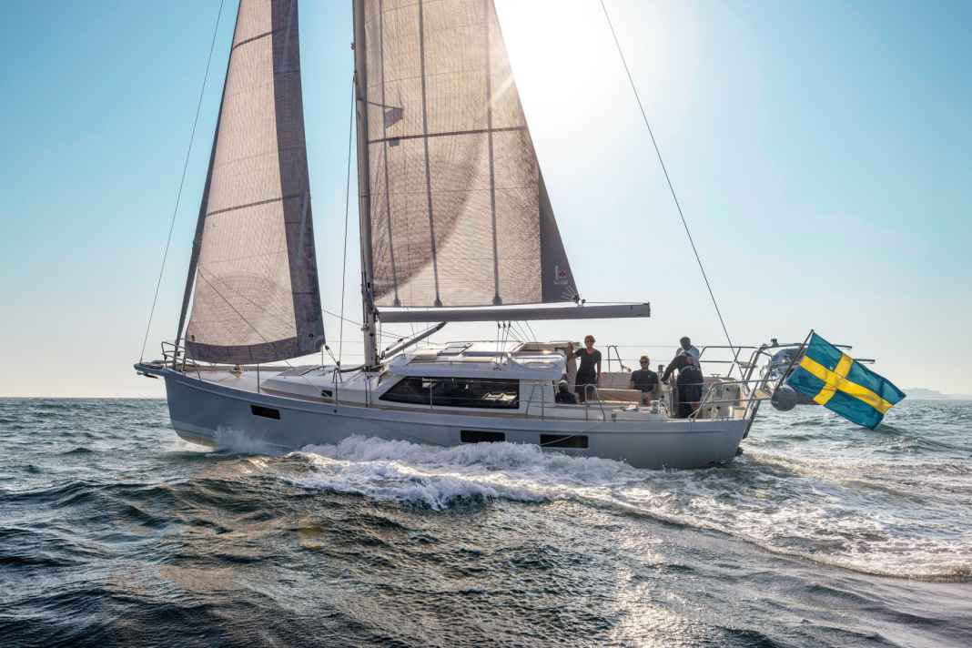 Can take a beating: the boat is unimpressed by the typically short, steep Baltic Sea waves. The deckhouse remains undisturbed, as does the cockpit