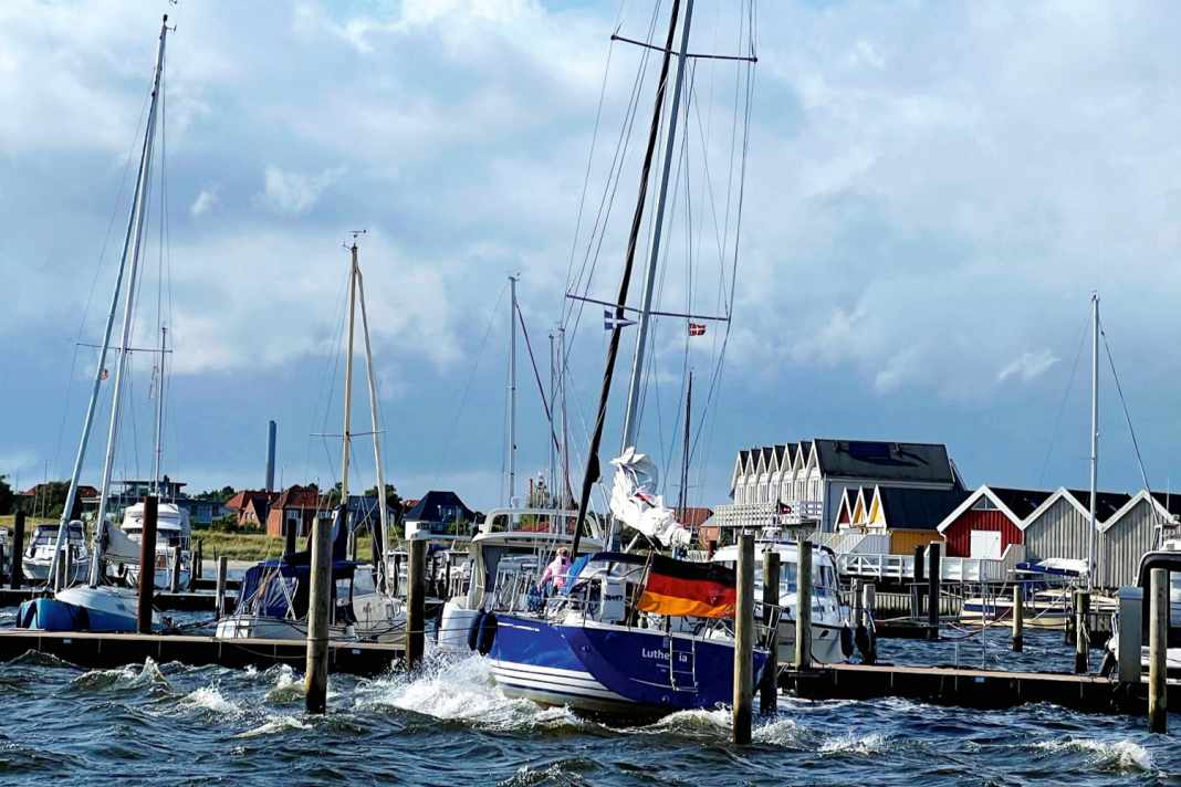 Use of mooring lines under harsh conditions