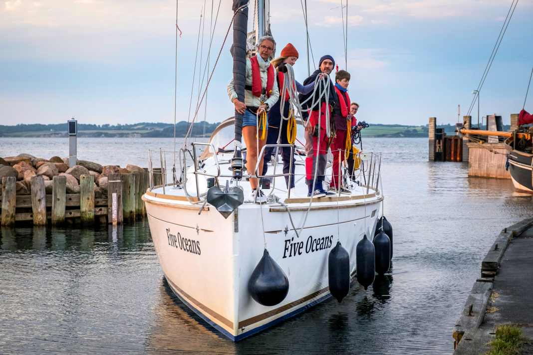 Zusammen ist man stärker. Die „Five Oceans“ mit ihrer besonderen Crew in der  Hafeneinfahrt von Lyø By