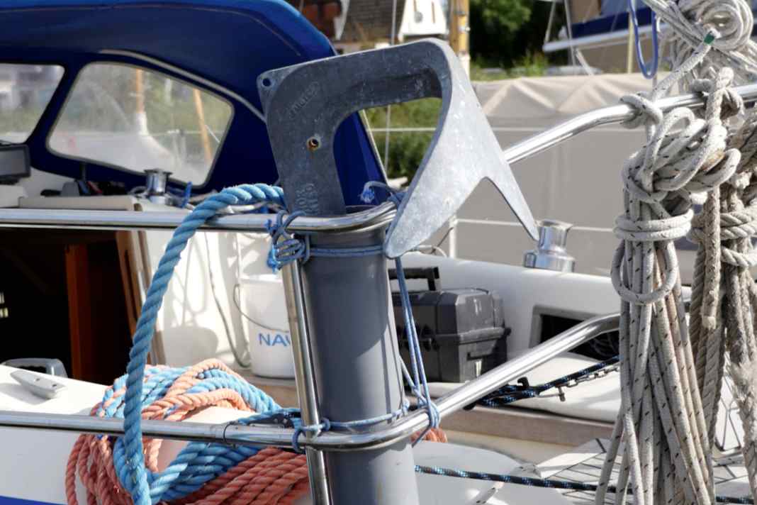 A simple plastic pipe from the DIY store is perfectly adequate as a makeshift stern anchor holder for a trip around the archipelago