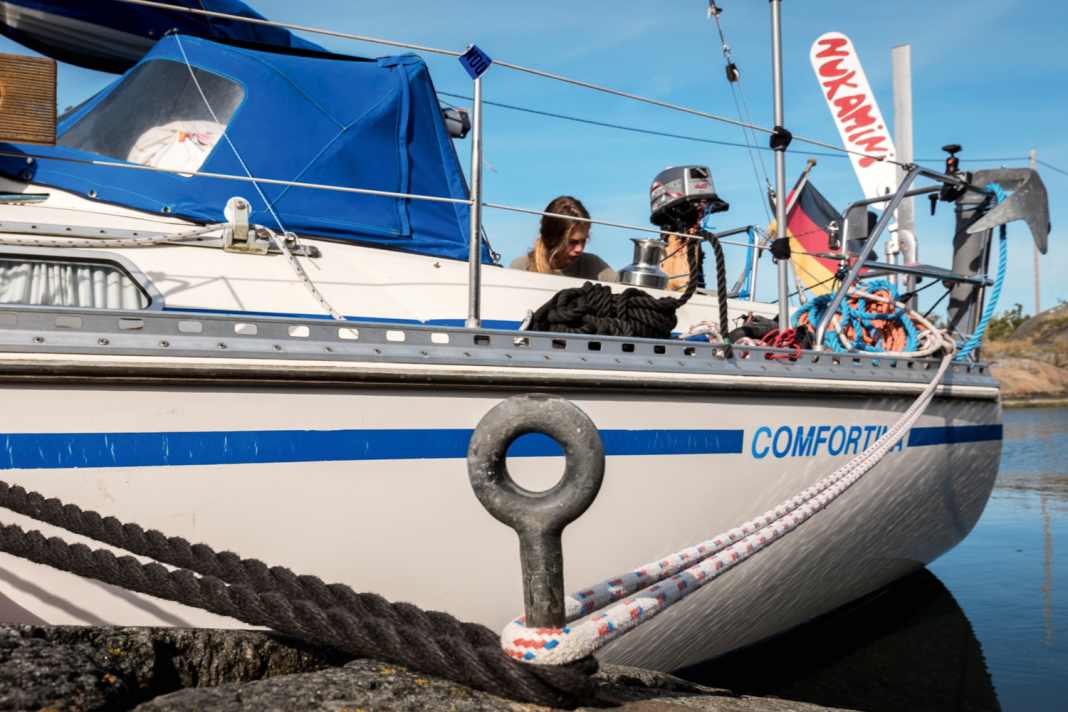 The iron eyes firmly anchored in the rock are ideal for mooring. Springs and long leader lines are attached to the slip