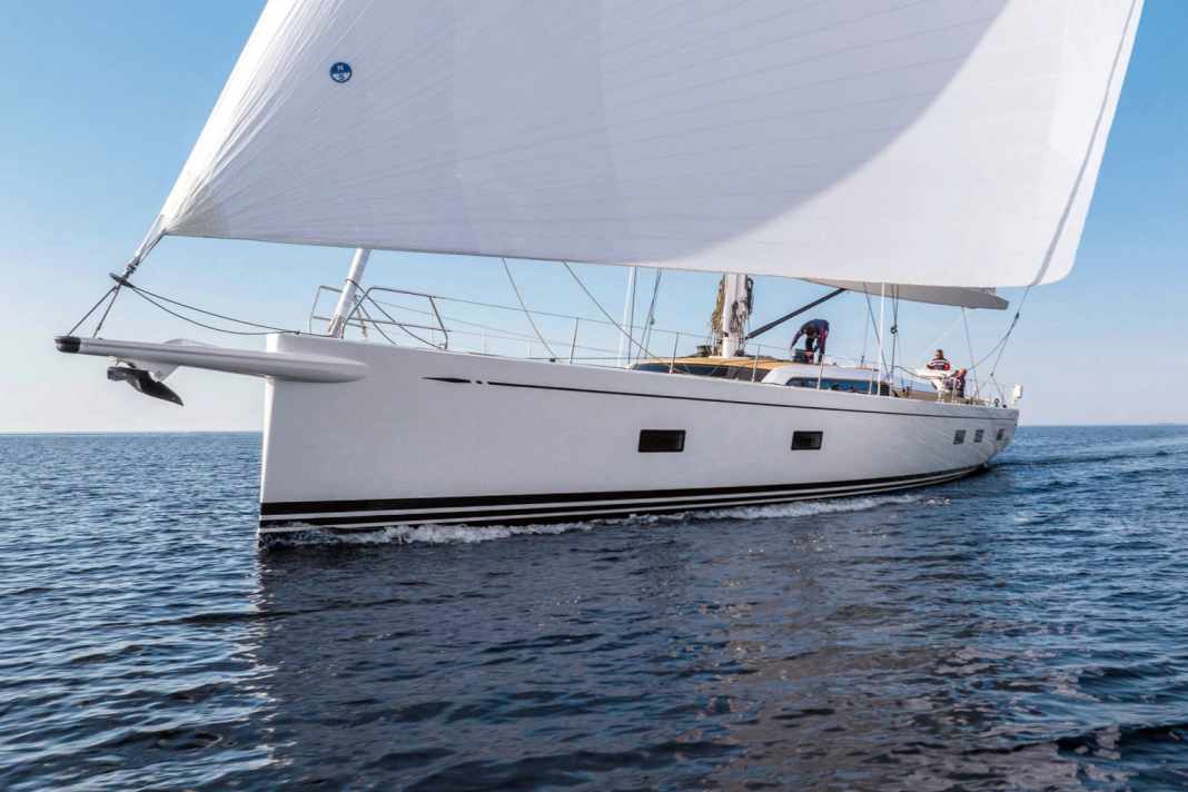 Une petite grande : Le Swan 88 mesure 26,54 mètres avec un beaupré qui s'arrête à la hauteur de la vergue d'ornement et qui tient le code zéro ou le gennaker. Sous voile, l'hélice tourne à partir de 8,5 nœuds de vitesse et produit de l'énergie.