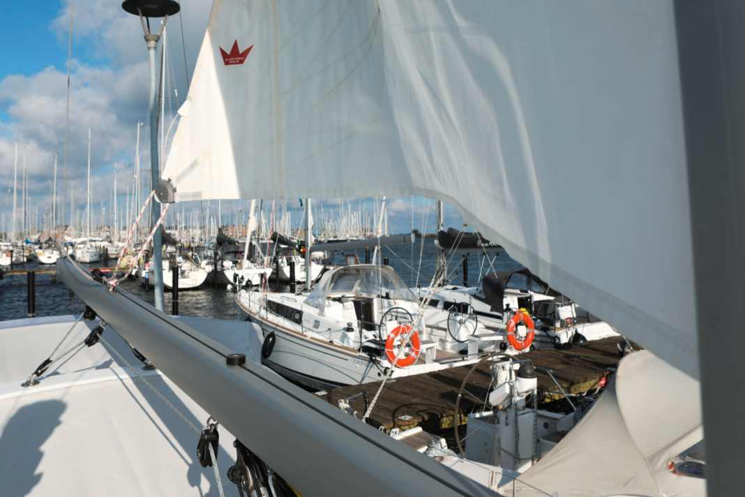 Une légère contre-pression de l'éjecteur réduit la formation de plis. Cela demande de la coordination