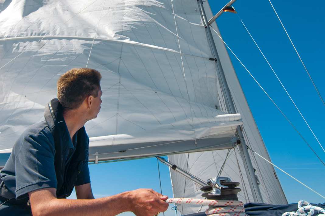 Beim Bergen gleitet das Tuch in die Lazy Jacks. Die müssen weit oben im Mast befestigt sein, am besten an einer Saling, damit sich die Latten nicht verhaken