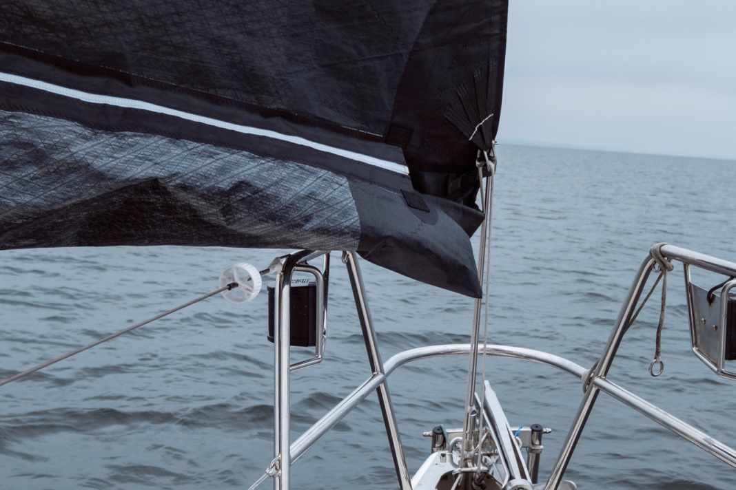 Furl the downhaul, haul the halyard: Reef out again in the cover of the mainsail. By lowering the jib line and pushing through the halyard, the jib is hoisted forward to about the pulpit