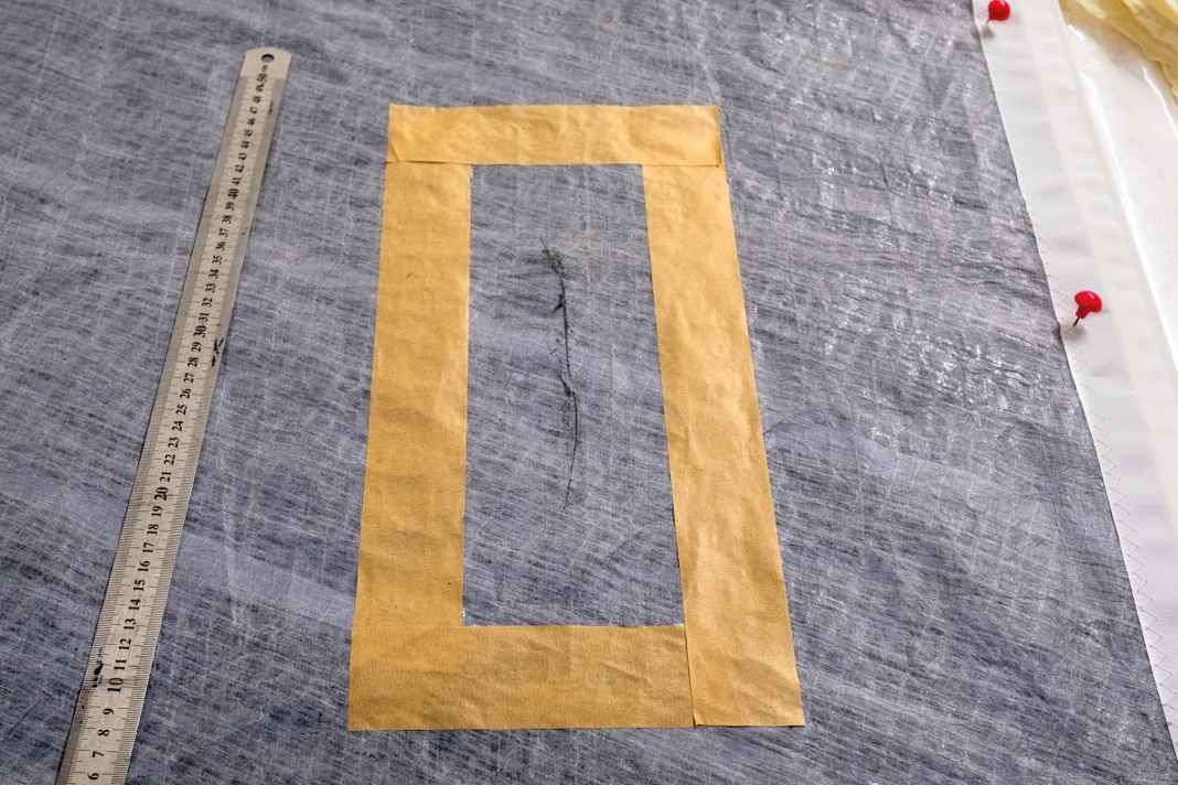 Der Riss wird mit Tape abgeklebt, sodass genügend Klebefläche um den Schaden frei bleibt. Die Größe ist abhängig von der Position des Schadens im Segel, so sind Bereiche nahe den Lieken oder Schothorn und Hals stärker belastet und benötigen eine größere Klebefläche