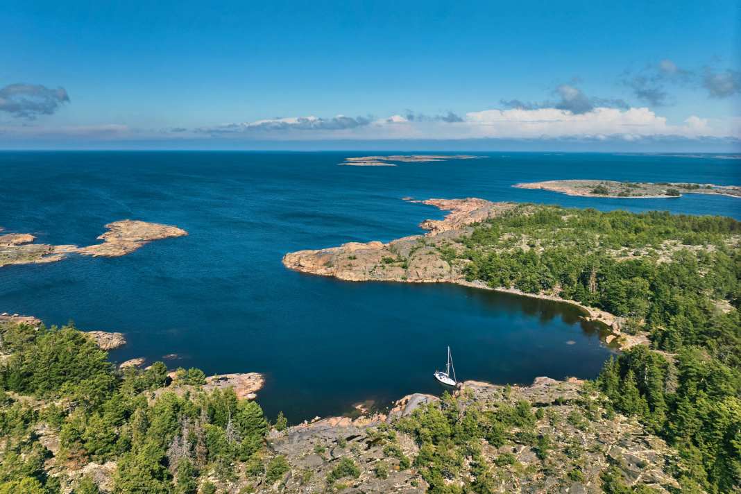 Eine Bucht für jedes Boot: Auch die Schärenküste im Norden der Hauptinsel Fasta Åland bietet jede Menge malerische Liegestellen