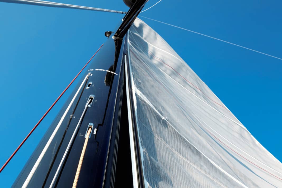 Fold the halyard and roll up the main body, done. But it's not that simple. The angle from the boom to the mast must be right and the halyard and winding line must be precisely coordinated