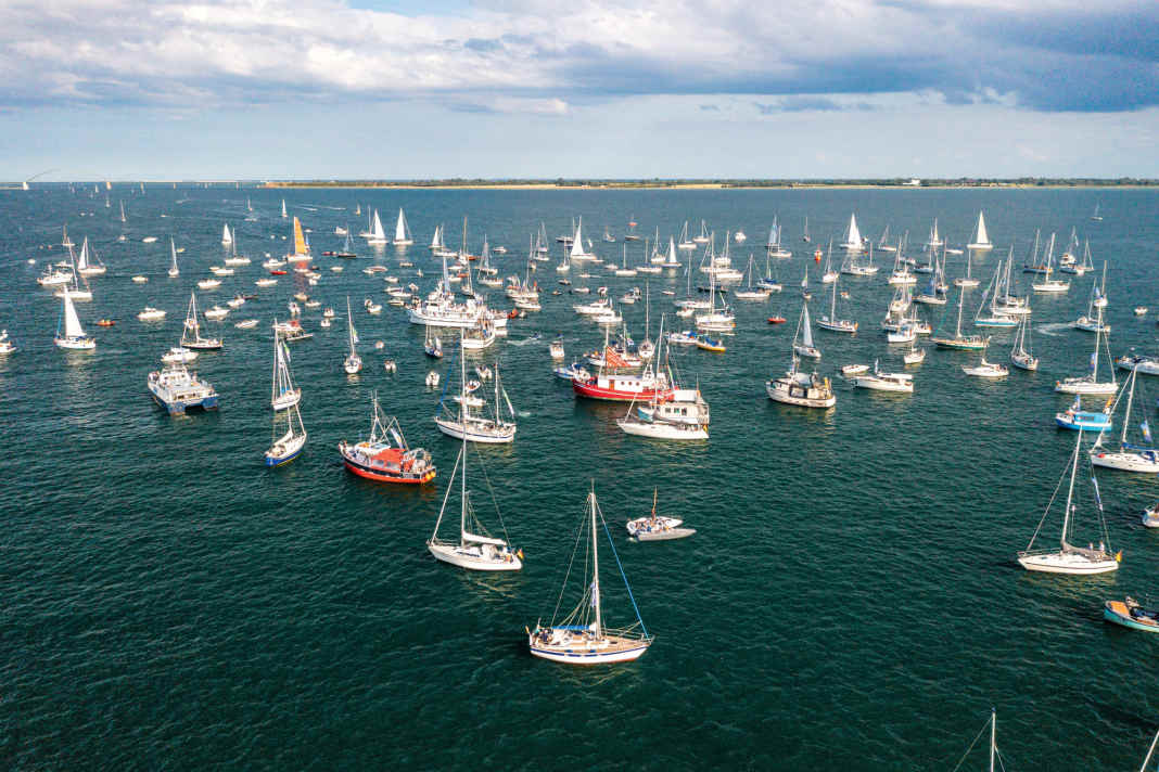 Nell'estate del 2023, gli appassionati di sport acquatici in protesta si sono riversati a Fehmarnsund come un banco di aringhe.