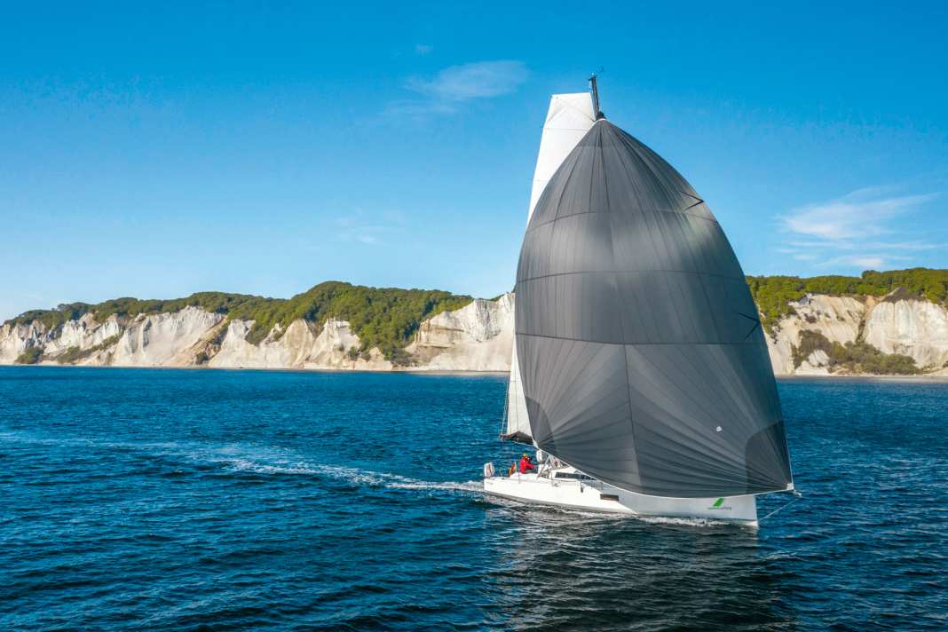 Un Pogo 12.50 noleggiato naviga al largo di Møns Klint. La Danimarca è ricca di bellissime destinazioni e facile da navigare